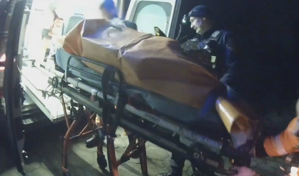 Strażnicy miejscy uratowali bezdomnego mężczyznę, który wpadł w nocy do lodowatej wody