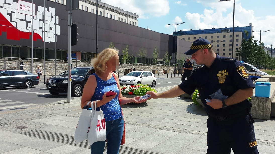 Strażnicy miejscy rozdają wodę w różnych miejscach stolicy